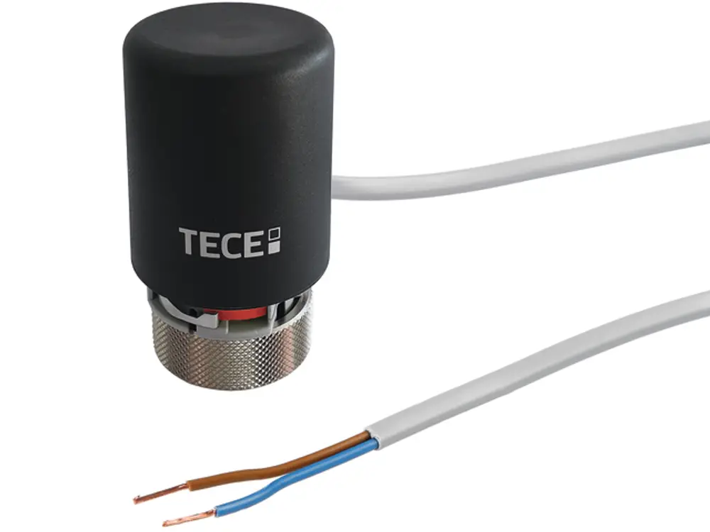 TECE Stellantrieb mit schwarzem Gehäuse und zwei Anschlussdrähten (braun und blau) für elektrische Anwendungen.